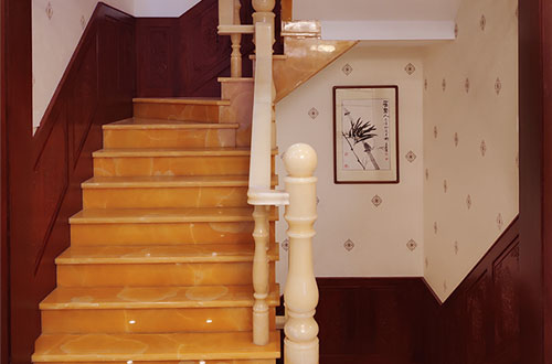 茌平中式别墅室内汉白玉石楼梯的定制安装装饰效果